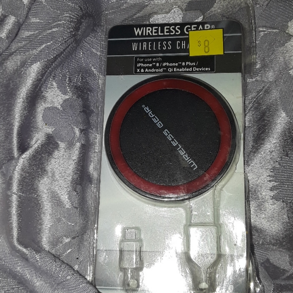Wireless Gear phone charging dock New